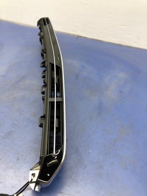 2022-2025 INFINITI QX60 Center and Dash Air Vent Grille Panel - Front (Used OEM)