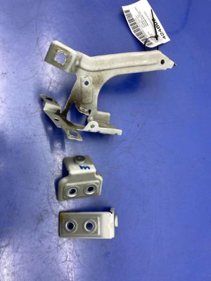 2016-2022 BMW M760i xDrive Fender Wing Bracket Set - Front, Left (Driver) (Used OEM)