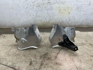  Tesla Model s Air Suspension Cylinder Receiver Bracket Set - Front (Used OEM)