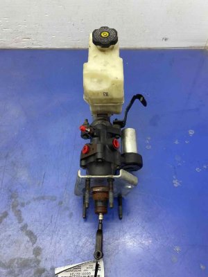  Chevrolet Silverado 2500 Brake Master Cylinder and Power Brake Booster Assembly (Used OEM)