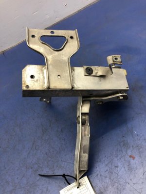 2012-2016 BMW M5 Bumper Reinforcement Bracket - Front, Right (Passenger) (Used OEM)