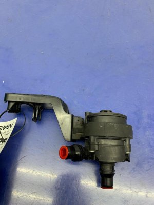 2018-2019 BMW X3 Engine Auxiliary Water Pump with Bracket - Right (Passenger) (Used OEM)