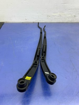 2022-2025 Genesis GV70 Windshield Wiper Arm Set - Front (Used OEM)