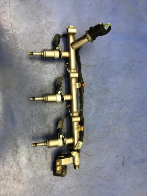 2018-2021 Lincoln Navigator Lower Direct Injection Fuel Injector Rail Assembly - Front (Used OEM)
