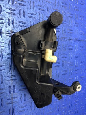 2020-2025 Lincoln Aviator Vacuum Pump and Reservoir Assembly (Used OEM)