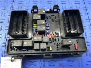 2021 Lincoln Nautilus Underhood Engine Fuse Box Assembly (Used OEM)