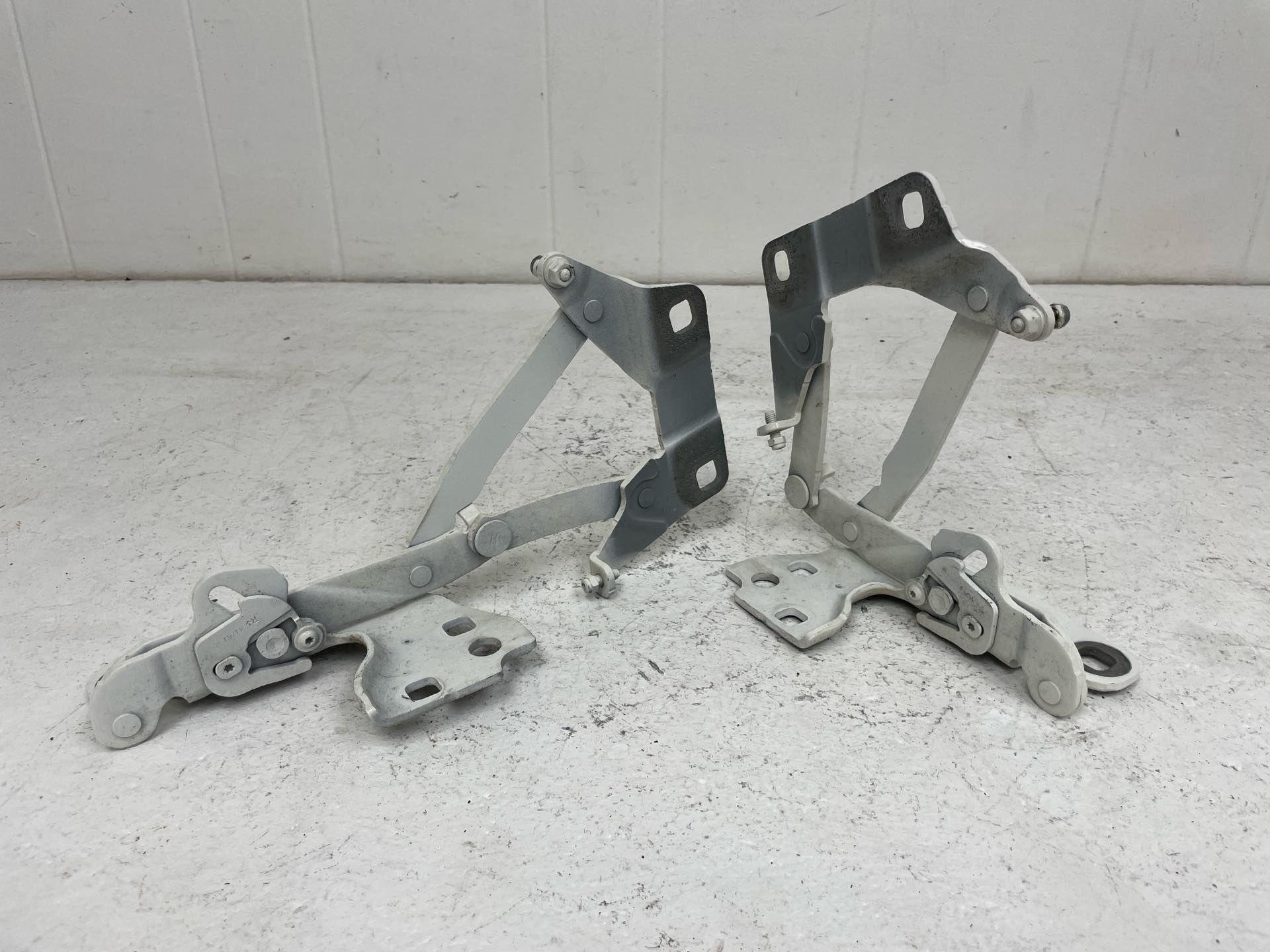 2012-2015 Mercedes-Benz ML350 Hood Hinge Set - Right (Passenger) (Used OEM)