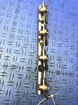 2011-2017 Mercedes-Benz S320 Bi-Turbo Fuel Rail (Used OEM)