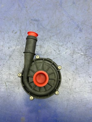 2021-2023 Volvo XC40 Engine Water Coolant Pump - Left (Driver) (Used OEM)