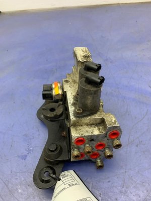 2012-2015 Mercedes-Benz ML350 Sway Bar Fluid Valve Body Solenoid Block - Front (Used OEM)