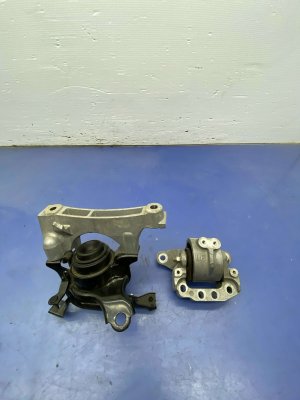 2019-2022 Toyota Avalon Engine Motor Mount and Bracket Set - Front (Used OEM)