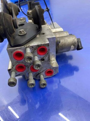 2012-2015 Mercedes-Benz ML350 Air Suspension Hydraulic Valve Block - Front (Used OEM)