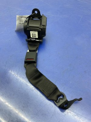 2017-2023 BMW 528i Center Seat Belt Tensioner Assembly - Rear (Used OEM)