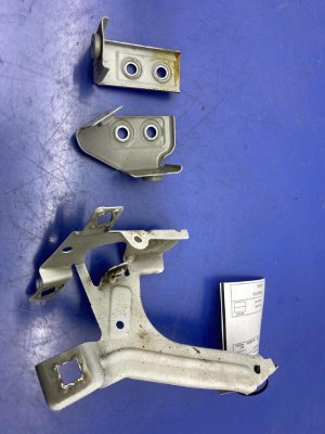 2016-2022 BMW M760i xDrive Fender Bracket Set - Front, Right (Passenger) (Used OEM)