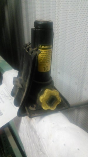 2000-2006 GMC Yukon Scissor Jack (Used OEM)