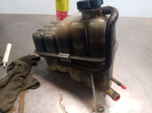 2000-2006 Chevrolet Suburban 2500 Engine Coolant Reservoir with Low Coolant Sensor (Used OEM)