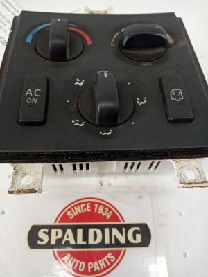  Volvo VNL Dash-Mounted Temperature Control Module (Used OEM)