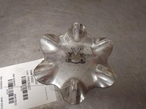 1999-2000 GMC Yukon 16-Inch 6-Spoke Chrome Wheel Center Cap (Used OEM)