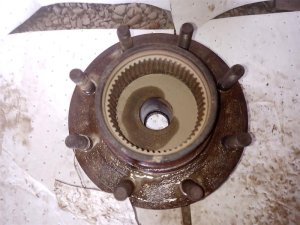 2003-2004 Ford F-550 Super Duty Front Wheel Hub Assembly with Manual-Auto Lockout (Used OEM)