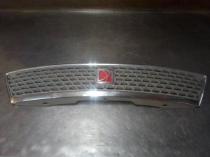 2003-2005 Saturn L300 Silver Grille with Chrome Trim (Used OEM)