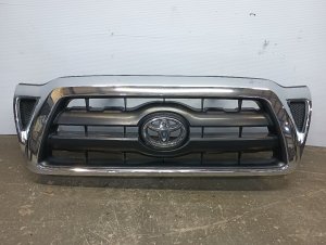 2005-2010 Toyota Tacoma Black Upper Grille (Used OEM)