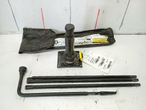2001-2007 GMC Sierra 3500 Scissor Jack (Used OEM)