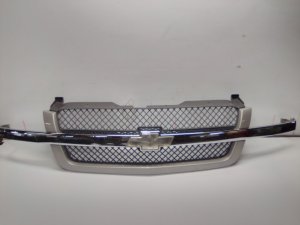 2003-2006 Chevrolet Avalanche 1500 Chrome Grille with Chrome Center Bar (Used OEM)