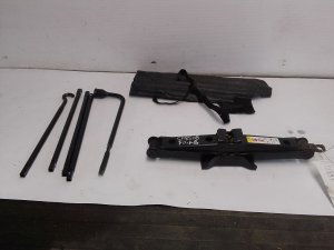 2007-2009 Chrysler Aspen Scissor Jack (Used OEM)