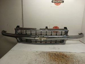 2000-2006 Chevrolet Tahoe Chrome Chrome Center Bar and Surround Grille (Used OEM)