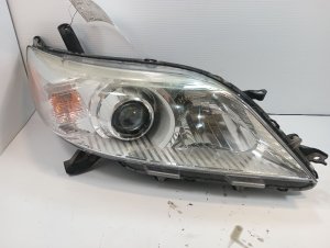 2015-2020 Toyota Sienna Halogen Headlight Assembly - Right (Passenger) (Used OEM)