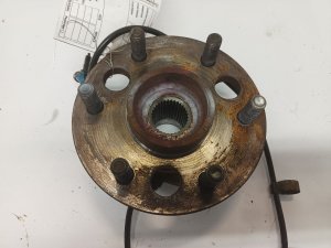 1995 GMC K2500 Hub Assembly - Right (Passenger) (Used OEM)