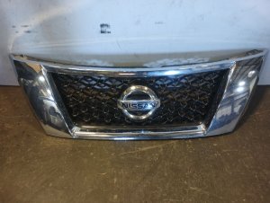 2013-2016 Nissan Pathfinder Black Grille with Around View Monitor Camera Hole (Used OEM)