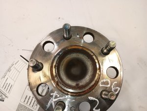 2011-2012 Kia Rondo Hub Assembly (Used OEM)