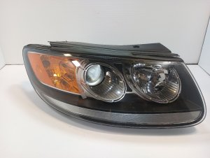 2012 Hyundai Santa Fe Halogen Headlight Assembly - Right (Passenger) (Used OEM)
