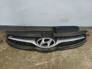 2011-2013 Hyundai Elantra Black Upper Grille with Chrome Applique (Used OEM)