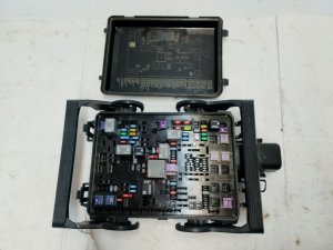 2017-2019 Chevrolet Silverado 1500 Underhood Engine Fuse Box Assembly (Used OEM)