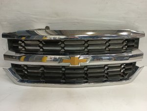 2016-2019 Chevrolet Silverado 1500 Black Chrome Surround Black Chain Link Grille (Used OEM)