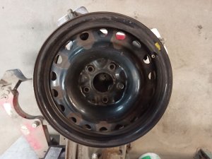 2009-2014 Volkswagen Routan 16x6.5 18-Hole Steel Wheel (Used OEM)