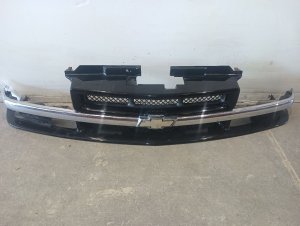 1998-2005 Chevrolet S10 Blazer Black Grille with Chrome Center Molding (Used OEM)