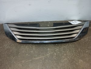 2015-2017 Toyota Sienna Gold Chrome and Silver Grille Assembly (Used OEM)