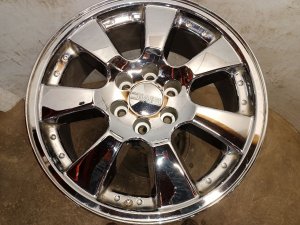 2005-2006 GMC Yukon 20x8.5 7-Spoke Chrome Alloy Wheel (Used OEM)