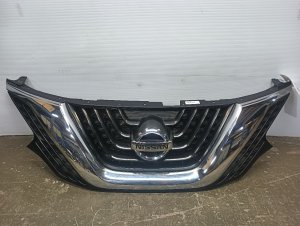 2015-2018 Nissan Murano Black Grille with Surround View Camera Hole - Right (Passenger) (Used OEM)
