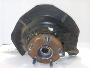 2004-2007 Toyota Highlander Front Steering Knuckle with Wheel Hub - Left (Driver) (Used OEM)