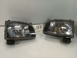 2001-2004 Toyota Tacoma Headlight Assembly - Left (Driver) (Used OEM)