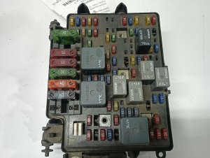 1999-2002 Chevrolet Silverado 1500 Fuse Box (Used OEM)