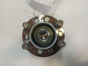 2011-2012 Kia Rondo Hub Assembly (Used OEM)