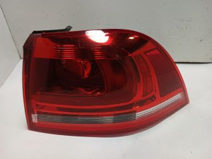 2011-2014 Volkswagen Touareg Halogen Quarter Panel Mounted Taillight Assembly - Right (Passenger) (Used OEM)