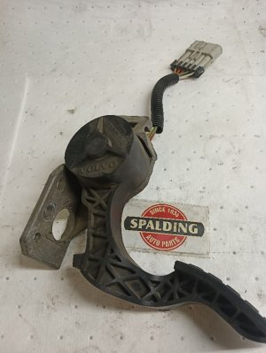  Volvo VNL Brake and Clutch Pedal Assembly (Used OEM)