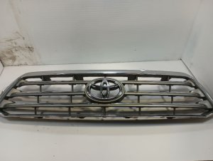 2008-2010 Toyota Highlander Silver Grille with Chrome Surround and Silver Bars (Used OEM)