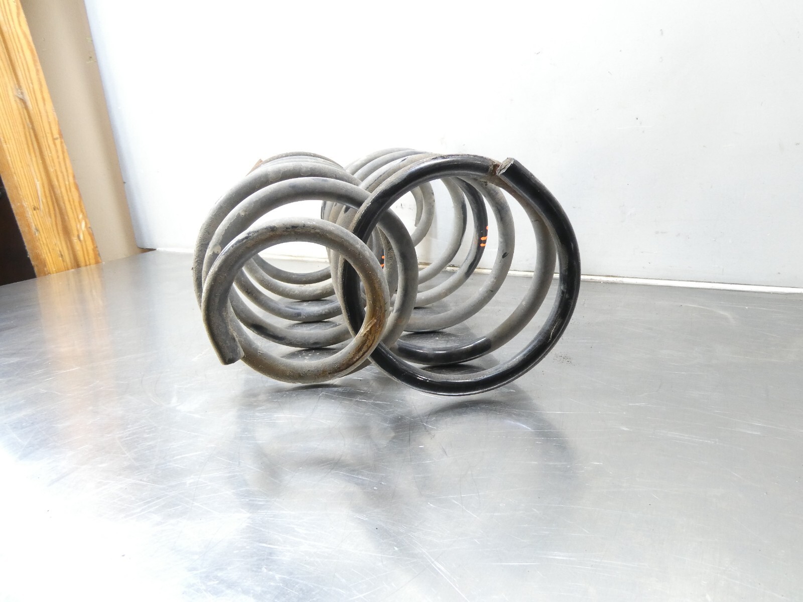 2003-2006 Kia Sorento Rear Coil Spring (Used OEM)